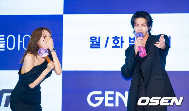 [OSEN=박준형 기자] 16일 오후 서울 신도림 디큐브시티 내 더 세인트 호텔에서 지니 TV 오리지널 드라마 ‘아이돌아이’(연출 이광영 극본 김다린) 제작발표회가 진행됐다.팬심 만렙의 스타 변호사 맹세나(최수영 분)가 살인 용의자로 몰린 ‘최애’ 아이돌 도라익(김재영 분)의 사건을 맡으며 벌어지는 미스터리 법정 로맨스다.배우 최수영과 김재영이 포즈를 취하고 있다.    2025.12.16 / soul1014@osen.co.kr