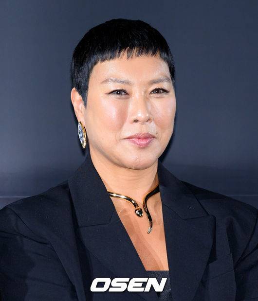 [OSEN=이대선 기자] 16일 서울 강남구 메가박스 코엑스에서 영화 '프로젝트Y’ 제작보고회가 열렸다.범죄 엔터테이닝 무비 '프로젝트Y'는&nbsp;화려한 도시 그 한가운데에서 다른 내일을 꿈꾸며 살아가던 미선과 도경이 인생의 벼랑 끝에서 검은 돈과 금괴를 훔치면서 벌어지는 이야기를 그린 작품으로 2026년 1월 21일 극장에서 개봉한다.배우 정영주가 취재진의 질문을 듣고 있다. 2025.12.16 /sunday@osen.co.kr