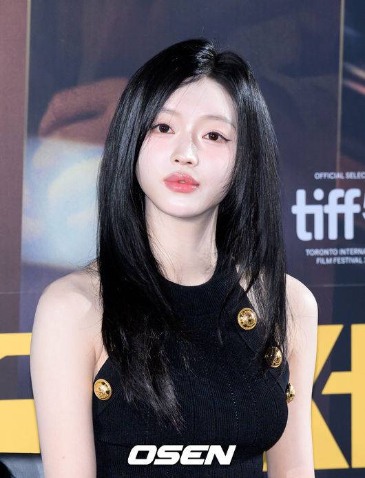 [OSEN=이대선 기자] 16일 서울 강남구 메가박스 코엑스에서 영화 '프로젝트Y’ 제작보고회가 열렸다.범죄 엔터테이닝 무비 '프로젝트Y'는 화려한 도시 그 한가운데에서 다른 내일을 꿈꾸며 살아가던 미선과 도경이 인생의 벼랑 끝에서 검은 돈과 금괴를 훔치면서 벌어지는 이야기를 그린 작품으로 2026년 1월 21일 극장에서 개봉한다.배우 유아가 취재진의 질문을 듣고 있다. 2025.12.16 /sunday@osen.co.kr