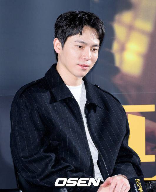 [OSEN=이대선 기자] 16일 서울 강남구 메가박스 코엑스에서 영화 '프로젝트Y’ 제작보고회가 열렸다.범죄 엔터테이닝 무비 '프로젝트Y'는&nbsp;화려한 도시 그 한가운데에서 다른 내일을 꿈꾸며 살아가던 미선과 도경이 인생의 벼랑 끝에서 검은 돈과 금괴를 훔치면서 벌어지는 이야기를 그린 작품으로 2026년 1월 21일 극장에서 개봉한다.배우 이재균이 취재진의 질문을 듣고 있다. 2025.12.16 /sunday@osen.co.kr