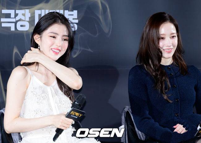 [OSEN=이대선 기자] 16일 서울 강남구 메가박스 코엑스에서 영화 '프로젝트Y’ 제작보고회가 열렸다.범죄 엔터테이닝 무비 '프로젝트Y'는 화려한 도시 그 한가운데에서 다른 내일을 꿈꾸며 살아가던 미선과 도경이 인생의 벼랑 끝에서 검은 돈과 금괴를 훔치면서 벌어지는 이야기를 그린 작품으로 2026년 1월 21일 극장에서 개봉한다.배우 한소희와 전종서가 취재진의 질문을 듣고 있다. 2025.12.16 /sunday@osen.co.kr