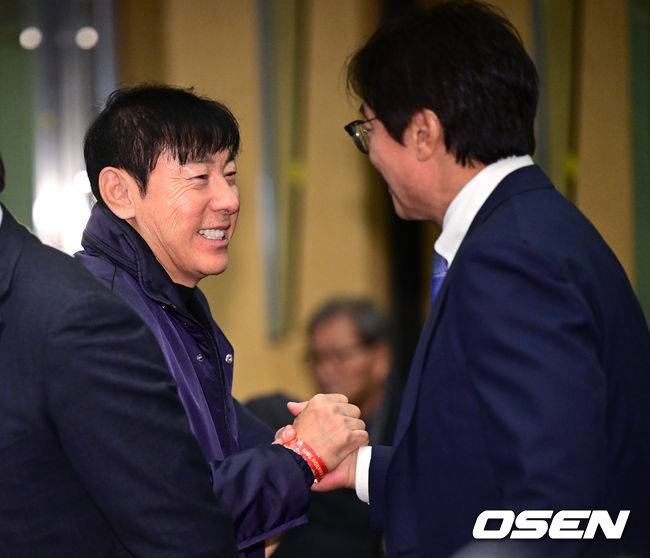 [OSEN=최규한 기자] 1일 오후 서울 홍은동 스위스 그랜드 호텔에서 ‘K리그 어워즈 2025’ 시상식이 열렸다.이날 시상식에는 최우수감독상, 최우수선수상(MVP), 영플레이어상, 베스트11 부문에 뽑힌 각 구단 수상자들과 후보들이 자리를 빛낸다.신태용 전 감독이 행사에 참석해 황선홍 감독과 인사를 나누고 있다. 2025.12.01 / dreamer@osen.co.kr