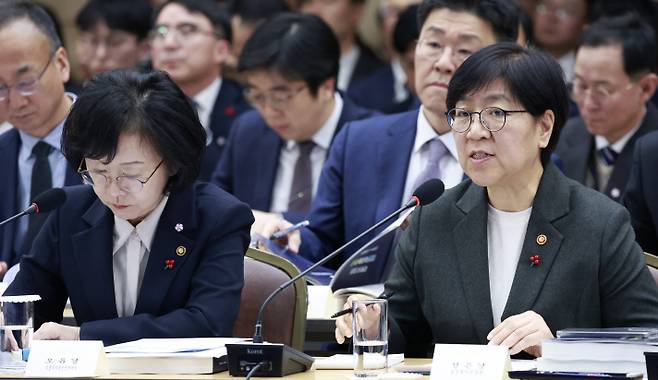 [정은경 복지부 장관이 16일 정부세종컨벤션센터에서 이재명 대통령에게 보건복지부 업무보고를 하고 있다.(사진=연합뉴스)]