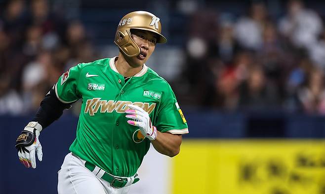 포스팅 시스템을 통해 미국 메이저리그(MLB) 진출에 나선 키움 송성문의 협상 마감시한이 일주일여 앞으로 다가와 그의 ‘아메리칸 드림’이 이뤄질지 관심을 모은다. 사진은 지난 8월3일 고척 스카이돔에서 열린 롯데전에서 안타를 친 뒤 1루로 달려나가는 모습. 키움 히어로즈 제공