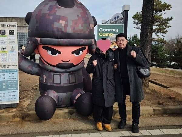김준형 조국혁신당 의원이 아들 군입대 직전 아들과 함께 논산 육군훈련소에서 찍은 사진을 공개했다. 사진=김준형 의원 페이스북