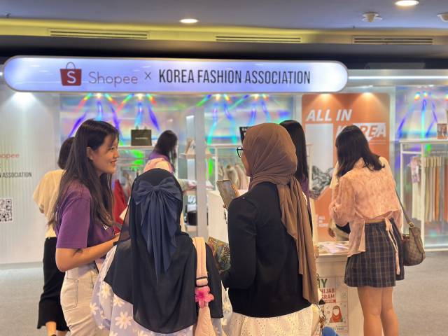 12일 말레이시아 쿠알라룸푸르에서 열린 ‘2025 쿠알라룸푸르 한류박람회’에서 현지 패션업계 관계자들이 한국패션협회의 부스를 찾아 K패션에 대한 설명을 듣고 있다. 사진제공=한국패션협회