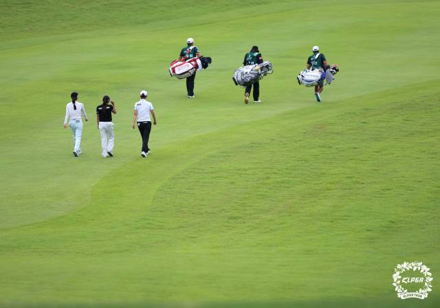 최고의 코스 상태에서 경기하고 있는 KLPGA 선수들. 사진 제공=KLPGA