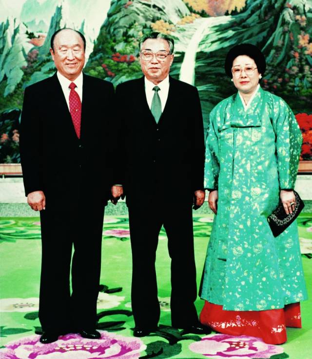 1991년 방북한 문선명 당시 통일교 총재와 한학자 총재가 북한 김일성 주석과 만나 기념촬영을 하고 있다. 사진=가정연합