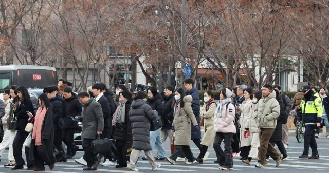 9일 오전 서울 종로구 세종대로 사거리에서 두터운 외투를 입은 시민들이 출근길을 나서고 있다. 뉴스1