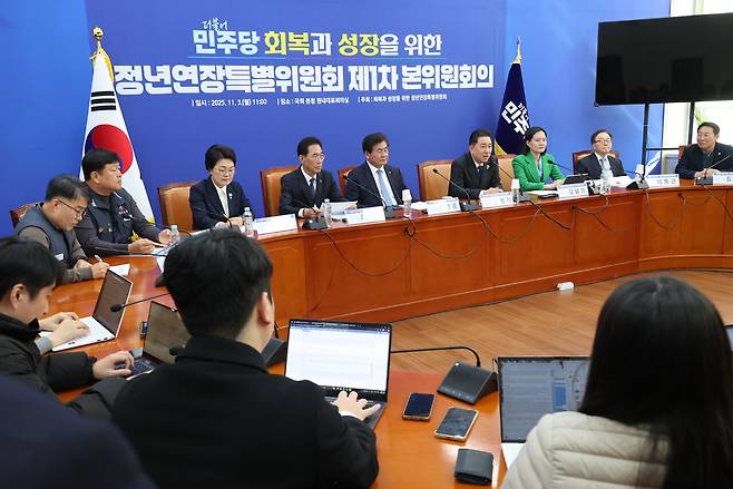 11월3일 서울 여의도 국회에서 정년연장특별위원회 제1차 본위원회의가 열렸다. ⓒ연합뉴스