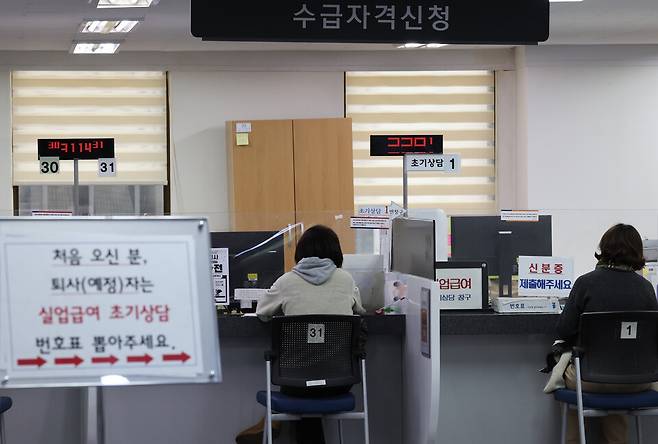 지난 10일 서울 마포구 서울서부고용복지플러스센터 실업급여 수급자격 신청 창구 모습 ⓒ연합뉴스