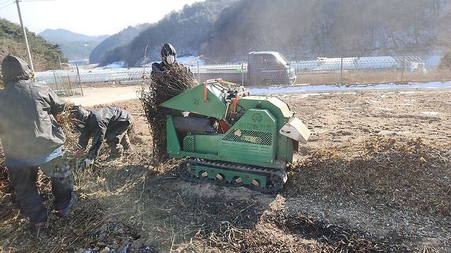 영농부산물을 파쇄하고 있는 모습 ⓒ봉화군 제공