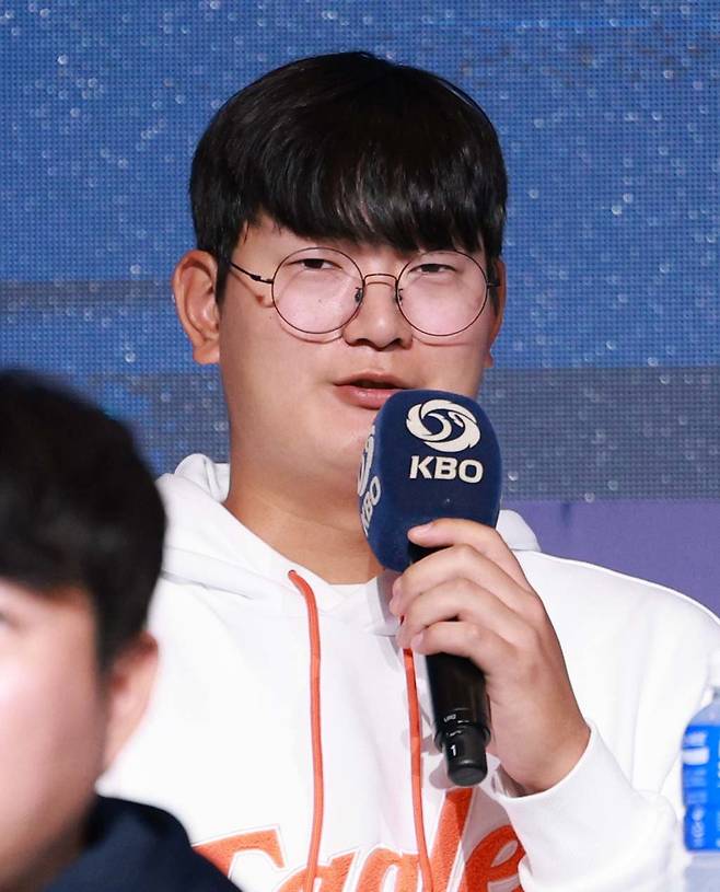 한화 김서현이 지난 3월 서울 송파구 롯데호텔 월드 크리스탈볼룸에서 열린 ‘2025 신한 SOL 뱅크 KBO 미디어데이’에서 시즌을 시작하는 각오를 밝히고 있다. 뉴시스