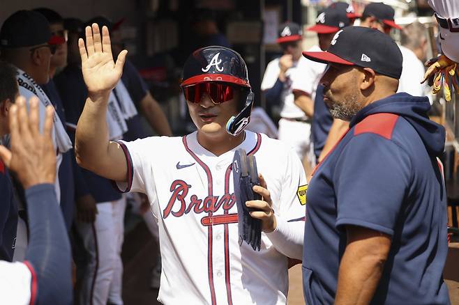 김하성(가운데)은 16일(한국시간) 원소속팀 애틀랜타와 1년 2000만 달러 규모의 재계약을 체결했다. 그는 공수주서 팀에 보탬이 되리라 많은 기대를 받고 있다. AP뉴시스