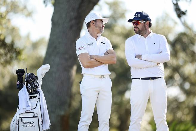카밀로 비예가스(왼쪽)가 지난 14일 열린 PGA 투어 큐스쿨 최종전 3라운드 도중 같은 콜롬비아 출신인 마르셀로 로소와 얘기를 나누고 있다. 게티이미지코리아