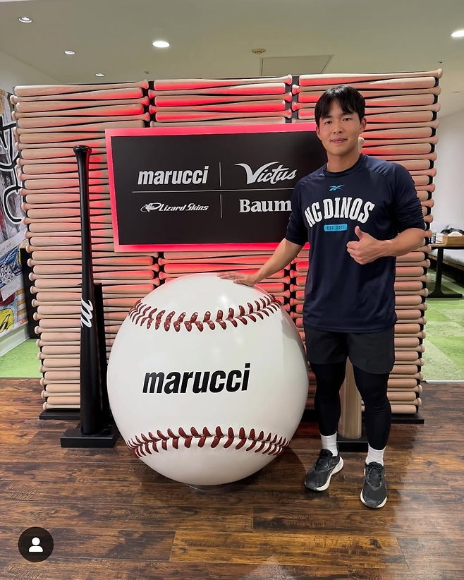 NC 김휘집이 ‘맞춤형 방망이’를 찾기 위해 방문한 일본 도쿄 마루치 BPL 히터스 하우스에서 기념촬영하고 있다. 마루치 히터스 하우스 도쿄 SNS 캡처