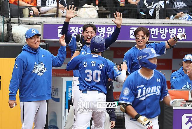 ▲ 김영웅을 맞이하는 이진영 코치, 구자욱, 강민호 ⓒ곽혜미 기자