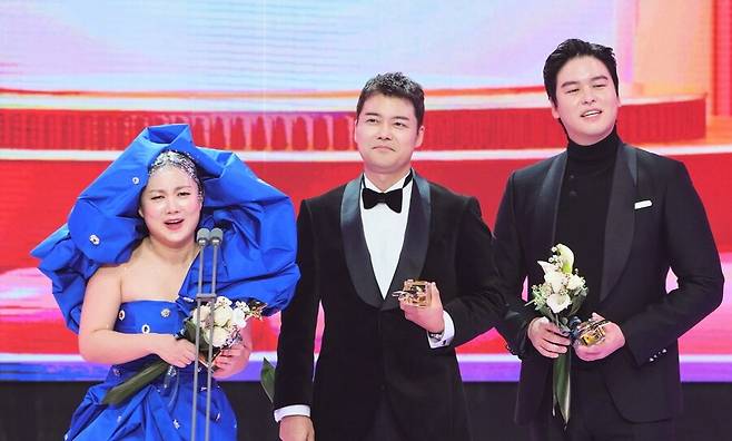 ▲ 2023 MBC 방송연예대상 베스트팀워크상을 수상한 박나래 전현무 이장우. 2023 제공|MBC