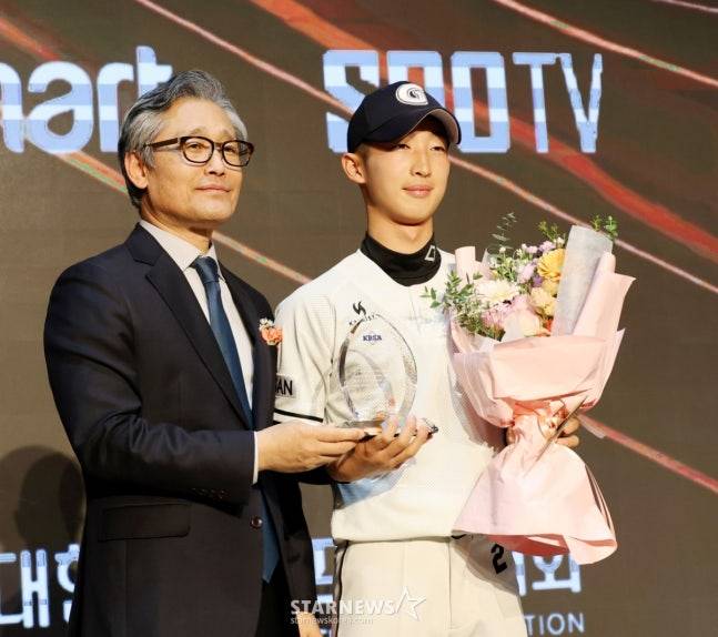 개성고 강영은(오른쪽)이 15일 서울특별시 송파구 방이동에 위치한 올림픽파크텔에서 열린 '2025년 야구소프트볼인의 밤'에서 이영민 타격상을 수상했다. /사진=강영조 사진기자