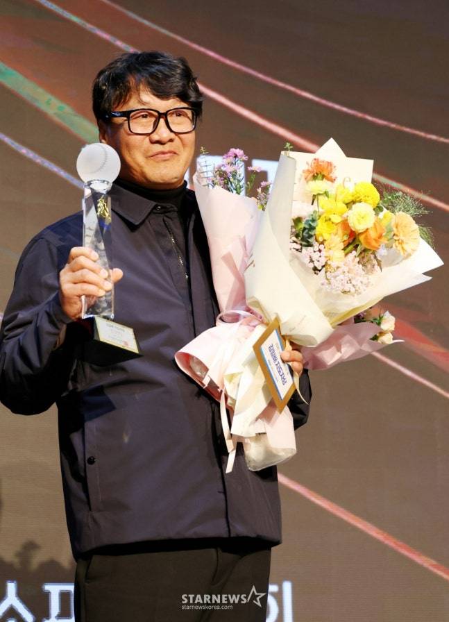 충북 석교초 이희준 감독이 15일 서울특별시 송파구 방이동에 위치한 올림픽파크텔에서 열린 '2025년 야구소프트볼인의 밤'에서 김일배 지도자상을 수상했다. /사진=강영조 선임기자