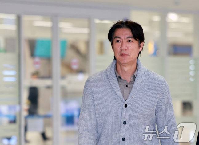 홍명보 축구 국가대표팀 감독이 지난 5일(현지시각) 미국 워싱턴DC 케네디센터에서 열린 '2026 북중미 월드컵 조 추첨식'을 마치고 12일 인천국제공항 제2여객터미널을 통해 귀국하고 있다. 한국은 멕시코, 남아프리카공화국, 유럽 플레이오프 D조(덴마크, 북마케도니아, 체코, 아일랜드)승자와 함께 A조에서 32강 진출을 두고 격돌한다. /사진=뉴스1