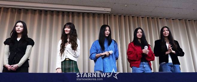 걸그룹 뉴진스(NewJeans 해린, 다니엘, 민지, 하니, 혜인)가 28일 오후 서울 강남구 스페이스쉐어 삼성역센터 갤럭시홀에서 긴급 기자회견을 개최했다. /사진=임한별(머니S)