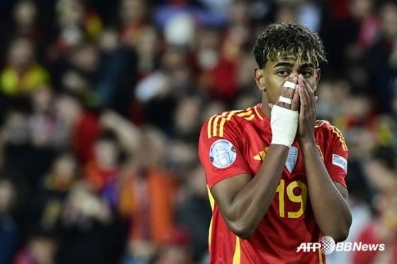 라민 야말이  지난 3월 24일(한국시간) 스페인 발렌시아의 에스타디오 데 메스타야에서 열린 스페인 대 네덜란드의 '2024~2025 유럽축구연맹(UEFA) 네이션스리그' 8강 2차전에서 페널티킥을 실축한 뒤 아쉬워하고 있다. /AFPBBNews=뉴스1
