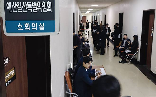 거대 양당은 이번에도 '예산소위 내 소위원회'를 가동해 예산을 수정했다.[사진｜뉴시스]