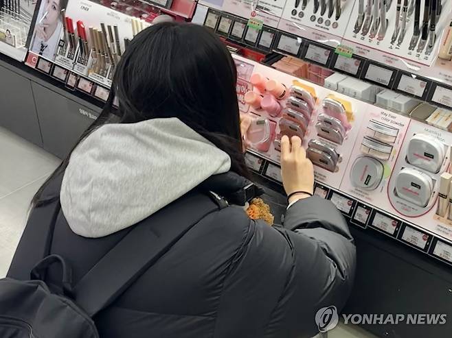 화장품 구경하는 학생 (서울=연합뉴스) 이진주 인턴기자 = 지난 6일 양천구 목동 한 학원가 올리브영에서 학생이 화장품을 구경하고 있다. 2025.12.16