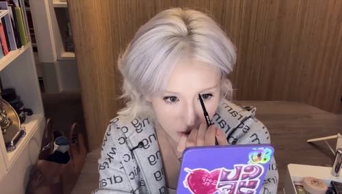 화장하는 연예인의 모습 [가수 전소미 유튜브 채널 캡처. 재판매 및 DB 금지]