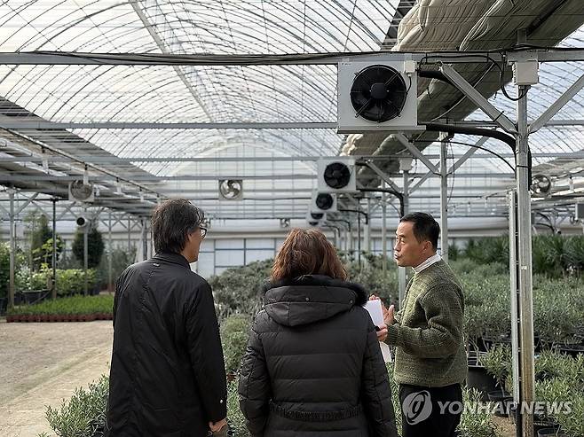 히트펌프 활용 재배 현장 살펴보는 금한승 1차관 (서울=연합뉴스) 금한승 기후에너지환경부 1차관이 지난달 26일 경기 안성시 농가에서 지열-공기열 히트펌프를 활용한 관엽식물 재배 현장을 살펴보고 있다. 2025.11.26 [기후에너지환경부 제공. 재판매 및 DB 금지] photo@yna.co.kr