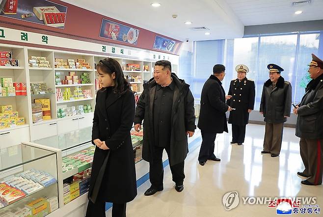 강동군 지방공장 준공...김정은, 부인·딸과 함께 준공식 참석 (평양 조선중앙통신=연합뉴스) 김정은 북한 국무위원장이 15일 진행된 평양시 외곽 강동군 지방공업공장과 종합봉사소 준공식에 참석해 준공 테이프를 끊고 식료공장과 종합봉사소를 둘러보며 만족감을 드러냈다고 조선중앙통신이 16일 보도했다. 중앙통신이 공개한 사진을 보면 이날 행사에 김 위원장의 부인 리설주 여사와 딸 주애도 참석했다. 2025.12.16 
    [국내에서만 사용가능. 재배포 금지. For Use Only in the Republic of Korea. No Redistribution] nkphoto@yna.co.kr