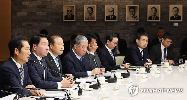 대한상의 방문한 정청래 대표 (서울=연합뉴스) 이진욱 기자 = 16일 더불어민주당 정청래 대표가 서울 중구 대한상공회의소를 방문, 최태원 회장 등 회장단과 간담회를 하고 있다. 2025.12.16 cityboy@yna.co.kr