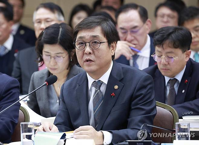 업무보고 하는 최휘영 장관 (세종=연합뉴스) 김도훈 기자 = 최휘영 문화체육관광부 장관이 16일 정부세종컨벤션센터에서 이재명 대통령에게 업무보고를 하고 있다. 2025.12.16 [대통령실통신사진기자단] superdoo82@yna.co.kr