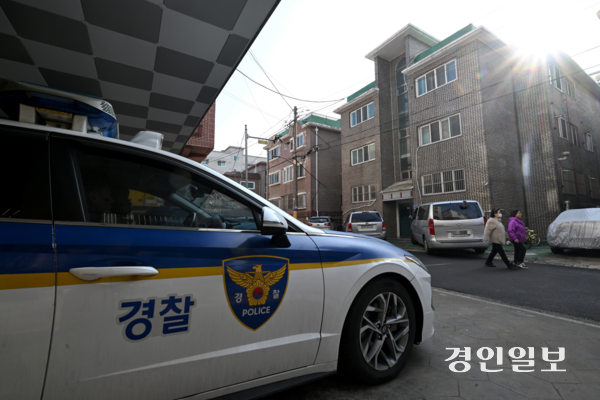 아동 성폭행범 조두순에 대한 신상공개 기간이 만료돼 거주지 확인이 불가능해졌다. 17일 안산시 아동 성폭행범 조두순 거주지 일대에 경찰 순찰차가 배치돼 있다. 2025.12.17 /최은성기자 ces7198@kyeongin.com