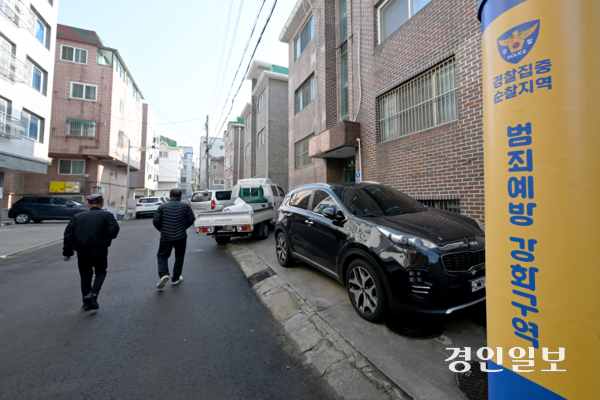 17일 안산시 아동 성폭행범 조두순 주거지 일대에 경찰이 순찰을 돌고 있다. 2025.12.17 /최은성기자 ces7198@kyeongin.com