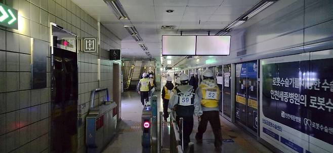 ▲ 인천시가 17일 인천지하철 1호선 경인교대입구역에서 인공지능(AI) 기반 다중이용시설 피해 안내 시스템을 활용한 모의 소방훈련을 실시하고 있다. /사진제공=인천시