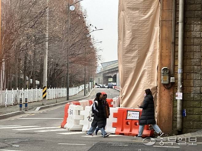 지난 16일 오전 인천 미추홀구 용현초등학교 학생들이 인천대로 공사 현장을 지나 등교를 하고 있다. 사진=장수빈 기자