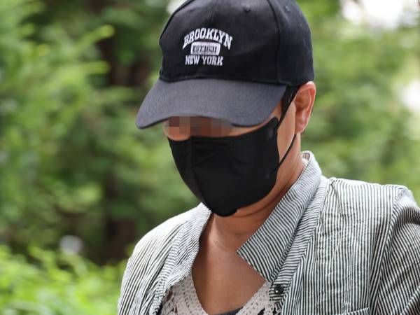 남편의 중요 부위 절단한 아내가 구속심사에 출석하고 있다. [사진 = 연합뉴스DB]