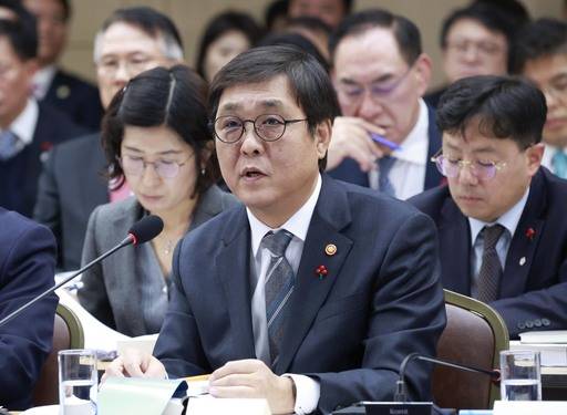 文化体育観光部のチェ・フィヨン長官が16日、政府世宗コンベンションセンターで李在明大統領に事業報告を行っている。 /聯合ニュース