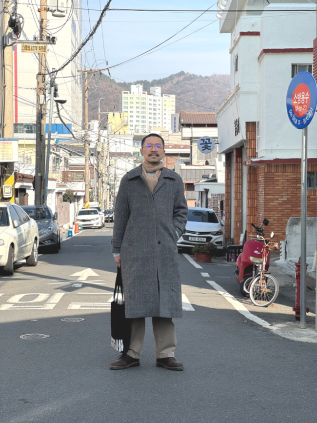 장편소설 <마산>으로 제56회 동인문학상을 받은 소설가 김기창이 마산 산호동 주택가 골목에 서 있다. /이서후 기자