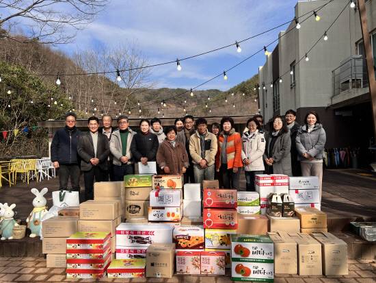 경남도농업기술원이 육성하고 기술지원하는 안심농협의체는 16일 의령군 사회복지시설 '사랑의 집'을 방문해 농산물·축산물 꾸러미를 전달하는 나눔 행사를 가졌다. 사진=경남도농업기술원