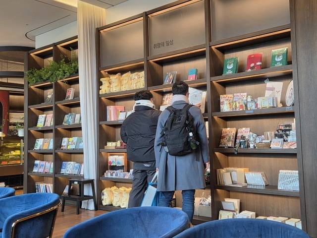 라한셀렉트경주의 경주산책 코너를 둘러보는 방문객들. 강시일 기자