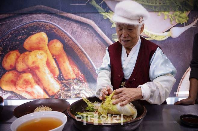대한민국 식품명인 제76호 오숙자 명인이 시연하는 반지 김치 (사진=김명상 기자)