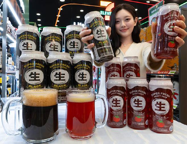 모델이 투명캔 생맥주를 소개하고 있다. (사진=세븐일레븐)