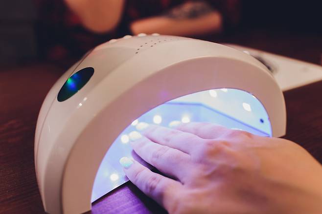 젤 네일 시술이 일상화되고 가정용 젤 네일 키트 사용이 증가하면서 조갑박리증 사례가 늘고 있다는 지적이 나왔다.  사진=게티이미지뱅크