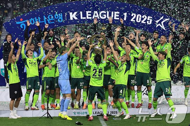 전북현대 구단의 모든 리그 우승(10회)을 경험한 레전드 원클럽맨 최철순이 8일 오후 전북 전주시 덕진구 기린대로 전주월드컵경기장에서 열린 하나은행 K리그1 2025 36라운드 전북현대와 대전하나시티즌의 경기 종료 후 우승 트로피 리프팅 세리머니를 하고 있다. 2025.11.8/뉴스1 ⓒ News1 박정호 기자