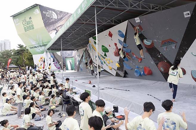 노스페이스는 브랜드가치 평가 회사인 브랜드스탁에서 발표한 '2025 대한민국 100대 브랜드'에서 13년 연속 패션 부문 1위 자리를 지켰다.(노스페이스제공)