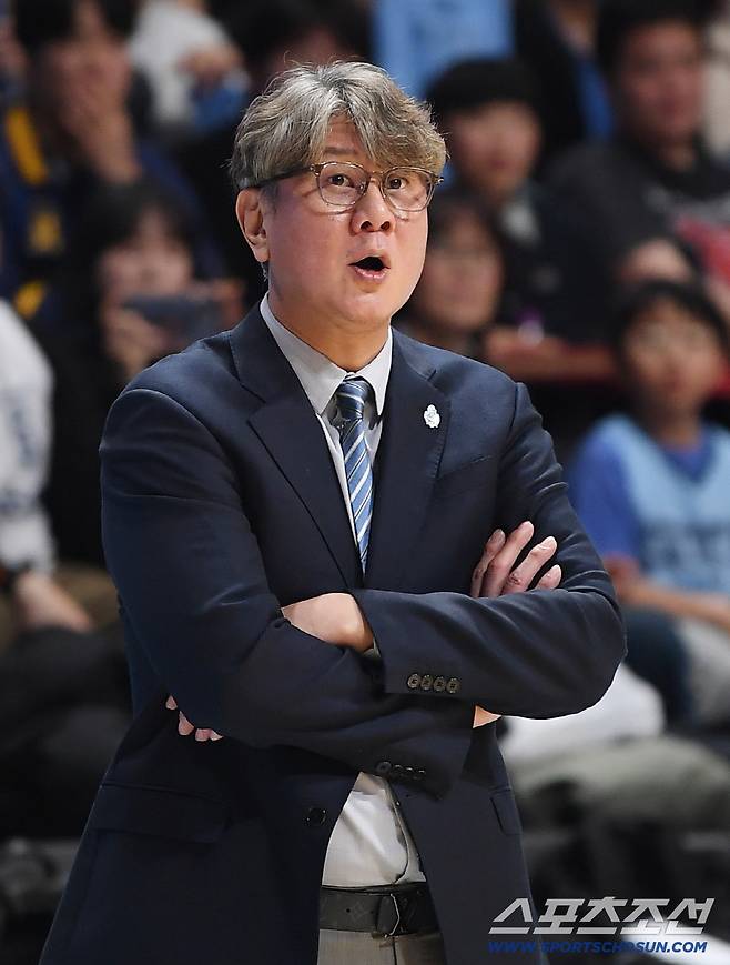 16일 고양체육관에서 열린 프로농구 고양 소노-수원 KT전. 소노 손창환 감독이 선수들을 독려하고 있다. 고양=정재근 기자 cjg@sportschosun.com/2025.12.16/