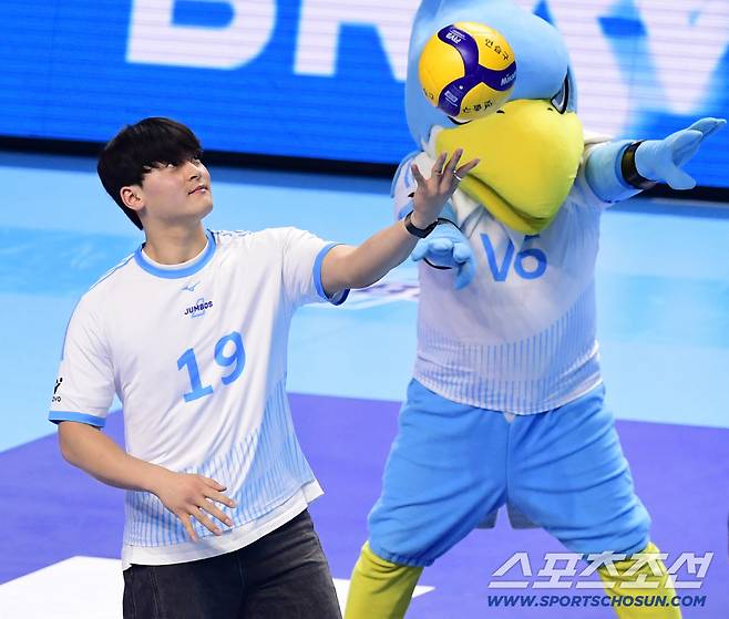 힘차게 서브를 넣고 있는 SSG 랜더스 조병현.